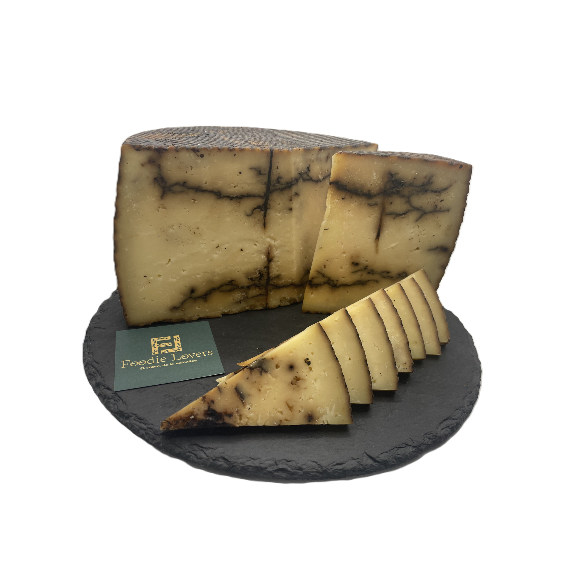 Queso de Oveja con Ajo Negro – Cuñas sobre plato Cured sheep's cheese with black garlic in gastronomic presentation: small wedges and one large wedge on a plate.