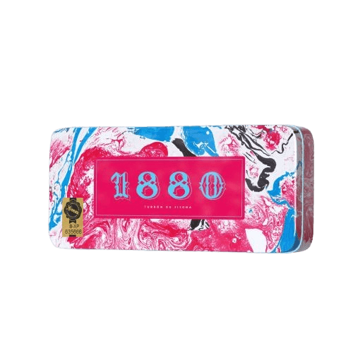 Imagen del Turrón de Jijona 250 g de la Colección Sinestesia, presentado en lata metalizada exclusiva. Elaborado con almendras seleccionadas y miel nacional. Sin gluten